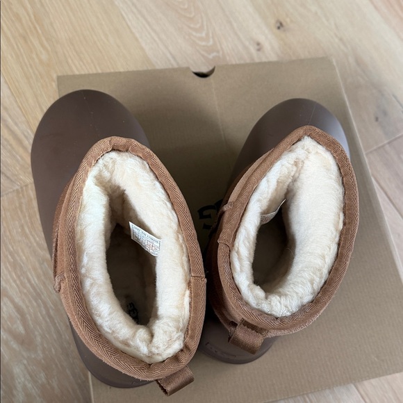 UGG mini pump molded boot - Picture 6 of 8